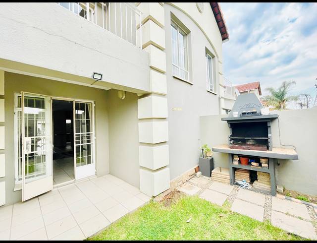 2 BEDROOM APARTMENT RENTED IN SUNNINGHILL